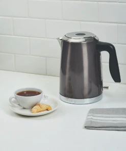 Paderno 1.7-Litre Electric Kettle | Bouilloire électrique 1,7 L 12 Paderno 1.7-Litre Electric Kettle | Bouilloire électrique 1,7 L