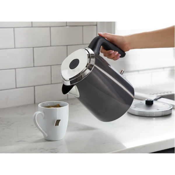 Paderno 1.7-Litre Electric Kettle | Bouilloire électrique 1,7 L 6 Paderno 1.7-Litre Electric Kettle | Bouilloire électrique 1,7 L