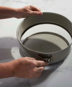 Paderno Professional Springform Pan, 9-in | Moule à Charnière Professionelle, 9 Po 15 Paderno Professional Springform Pan, 9-in | Moule à Charnière Professionelle, 9 Po